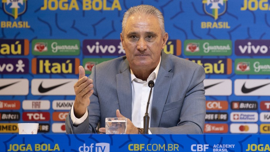 Comentarista perde a paciência com Tite e o chama de 'canastrão'