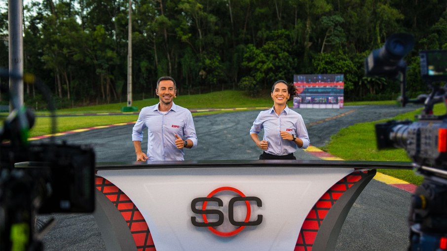Jornalistas apresentam programa esportivo correndo Jornalistas apresentam programa esportivo correndo
