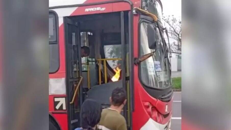 Ônibus do transporte público tem princípio de incêndio em Campinas.