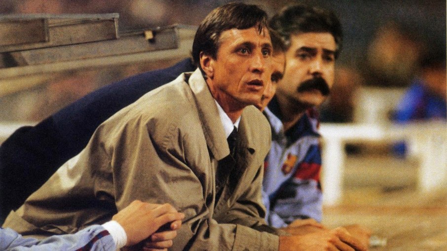 Johan Cruyff foi um dos pioneiros do estilo de jogo de posse de bola no Barcelona, mais tarde consagrado como 'tiki-taka' por Pep Guardiola Johan Cruyff foi um dos pioneiros do estilo de jogo de posse de bola no Barcelona, mais tarde consagrado como 'tiki-taka' por Pep Guardiola