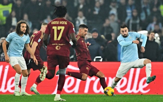 Lorenzo Pellegrini chuta para marcar na vitória da Roma sobre a Lazio por 2 a 0 neste domingo, pelo Campeonato Italiano