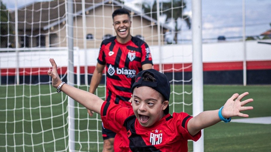 Roni e Rafael estiveram juntos no CT do Atlético-GO