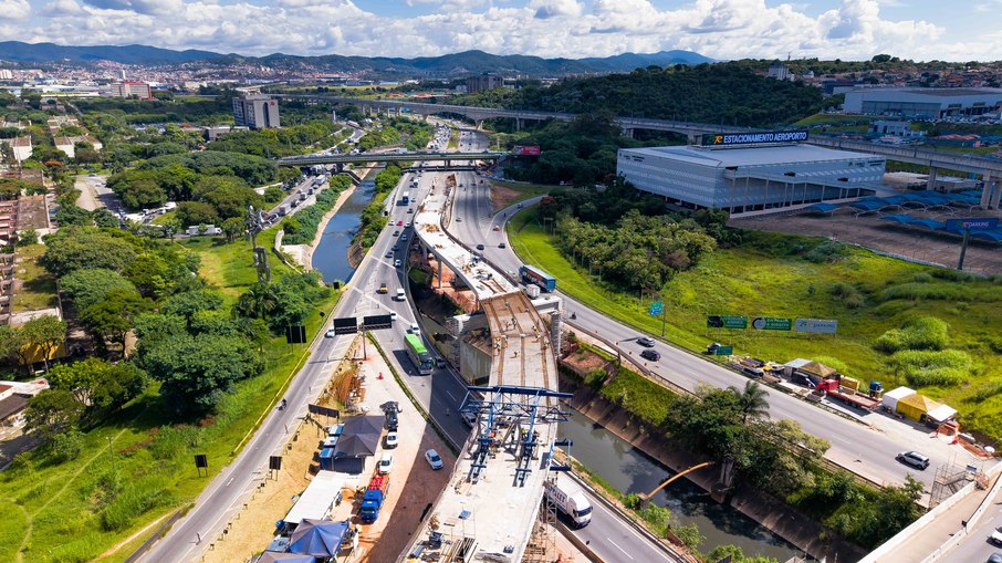 Durante a execução desse viaduto a obra contou com uma equipe de 135 colaboradores. Durante a execução desse viaduto a obra contou com uma equipe de 135 colaboradores.