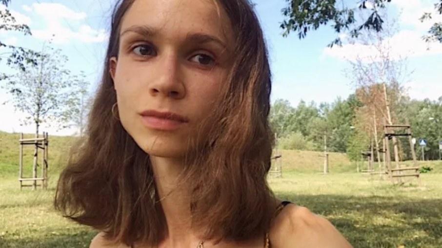 Mulher é encontrada morta após começar dieta em que comia apenas fruta Mulher é encontrada morta após começar dieta em que comia apenas fruta