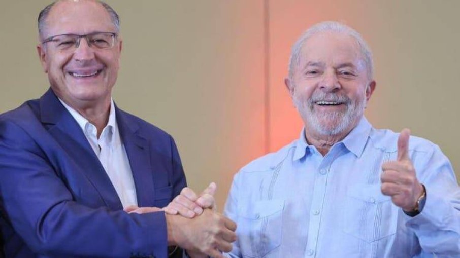 Lula e Alckmin apertando as mãos 
