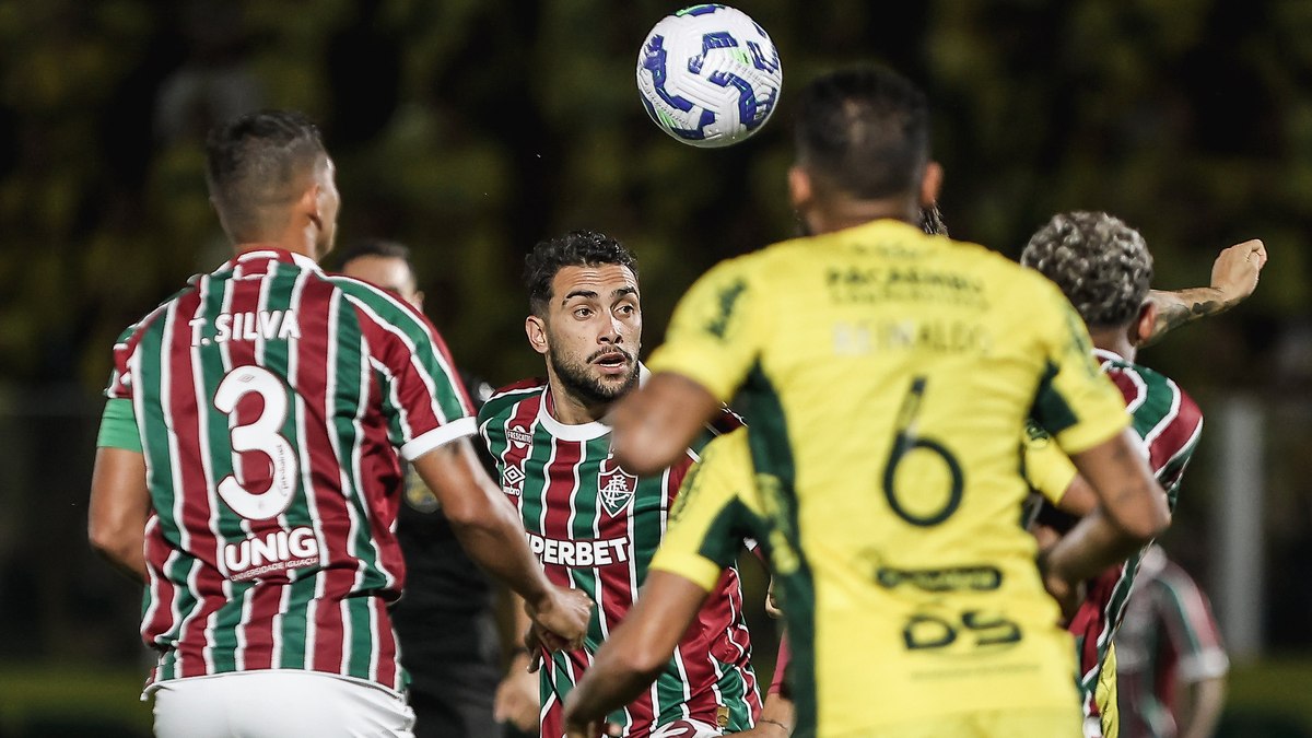 Jogadores de Fluminense e Mirassol disputam a bola pelo alto Jogadores de Fluminense e Mirassol disputam a bola pelo alto