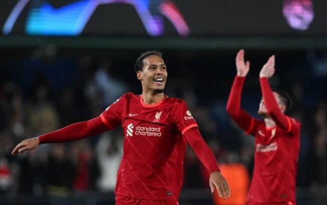 Van Dijk relembra lesão e comemora classificação do Liverpool: 'Vamos à Paris'
