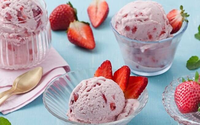 O sorvete de morango é um clássico e pode ser feito em casa; clique aqui e veja a receita completa