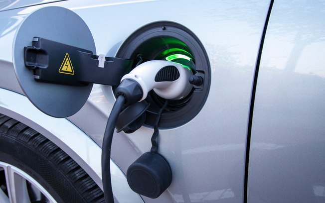 Elétricos e pontos de recarga são alvos de assaltantes; entenda