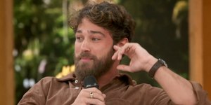 André Luiz chora ao receber mensagem de Larissa Manoela