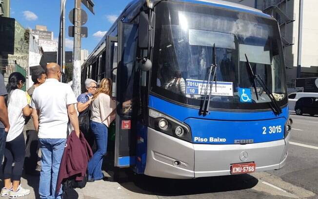 Passageiros pegam ônibus na região central de São Paulo; 