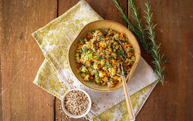 Couscous de quinoa com legumes: receita é fonte de proteínas