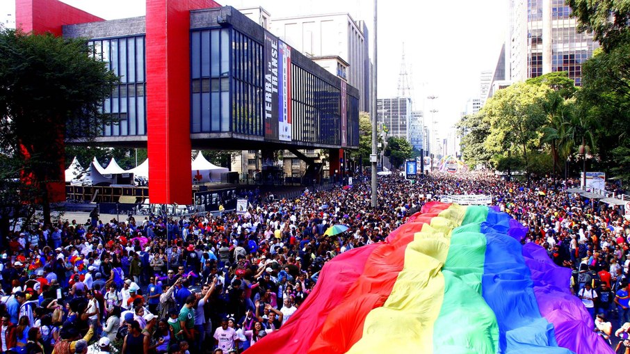 A Parada do orgulho LGBT de São Paulo acontece desde 1997 na Avenida Paulista e é a maior parada LGBT do mundo