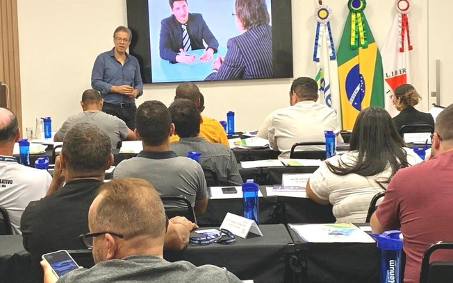 Medo de falar em público prejudica evolução profissional