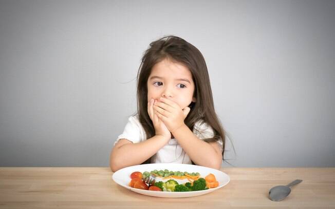 Fechar a boca para recusar algum alimento pode indicar distúrbio alimentar