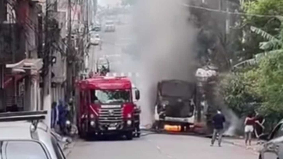 Ônibus em chamas na Rua Malmequer do Campo Ônibus em chamas na Rua Malmequer do Campo