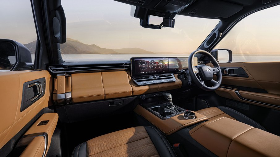 Cabine do novo Pajero combina acabamento premium, três fileiras de bancos e novas tecnologias