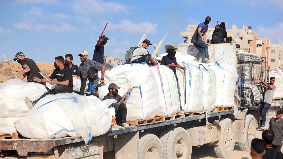 Terroristas do Hamas mantêm o poder na Faixa de Gaza, contrariando as exigências do acordo de cessar-fogo. Terroristas do Hamas mantêm o poder na Faixa de Gaza, contrariando as exigências do acordo de cessar-fogo.