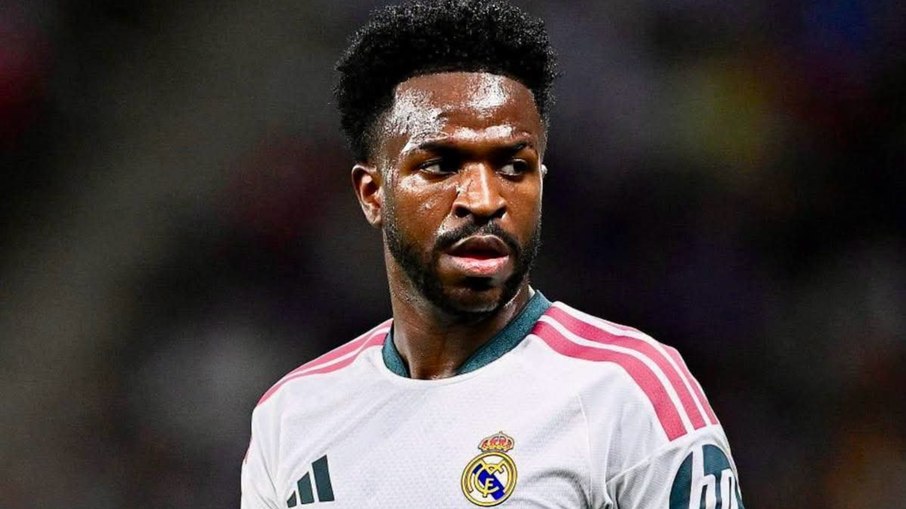 Vini Jr. em campo com a camisa do Real Madrid