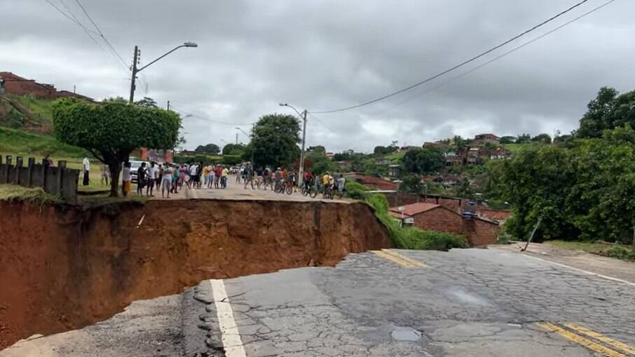 Cratera em rodovia na Bahia