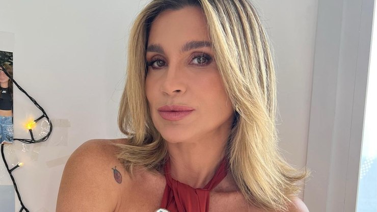 De biquíni, Flávia Alessandra curte dia de praia no Rio
