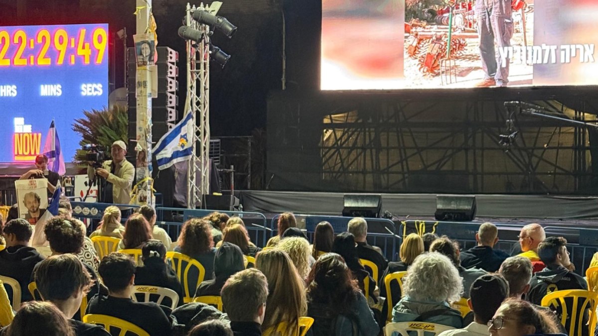 Multidões se concentram na Praça dos Reféns, em Tel Aviv, aguardando a chegada dos reféns de Gaza nas primeiras horas da manhã Multidões se concentram na Praça dos Reféns, em Tel Aviv, aguardando a chegada dos reféns de Gaza nas primeiras horas da manhã