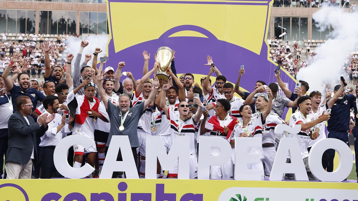São Paulo ergue a taça da Copa São Paulo de Futebol Jr de 2025 São Paulo ergue a taça da Copa São Paulo de Futebol Jr de 2025