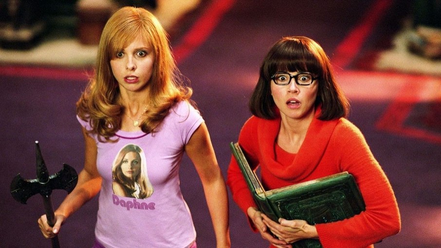 As atrizes Sarah Michelle Gellar e Linda Cardellini como Daphne e Velma, respectivamente, no live action da animação 