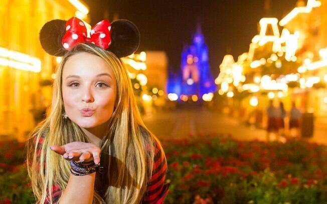 Larissa Manoela posando para foto na Disney