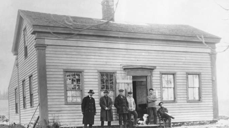 A casa simples onde John D. Rockefeller passou a infância nos arredores de Moravia, no estado de Nova York.