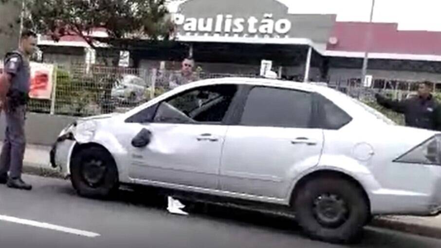 Acidente com carro deixou motociclista ferido na Av. das Amoreiras em outubro de 2021.
