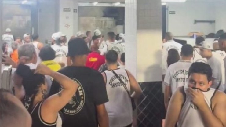 Torcedores do Santos tentam invadir sala de imprensa após jogo