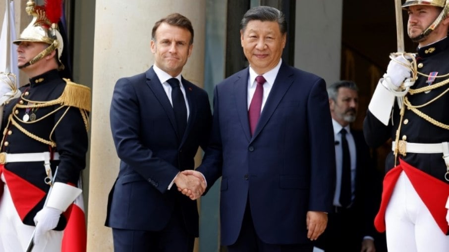 O presidente da França, Emmanuel Macron, e o presidente da China, Xi Jinping, no Palácio do Eliseu, em Paris