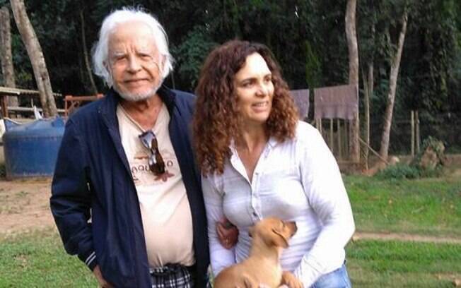 Cid Moreira, de 89 anos, em visita a ONG Dog's Heaven ao lado da esposa Fátima Sampaio, de 75