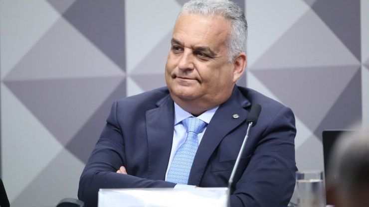 Flávio Bolsonaro escolhe Alfredo Gaspar como vice na eleição