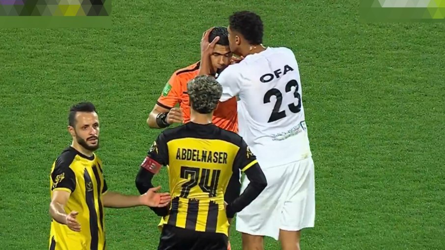 Jogador beija árbitro após gol validado pelo VAR