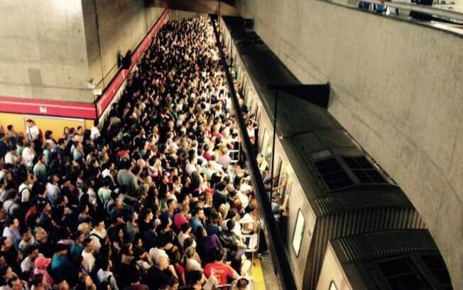 Metrô lotado de passageiros na estação Sé, em São Paulo; crime aconteceu em meio ao horário de pico