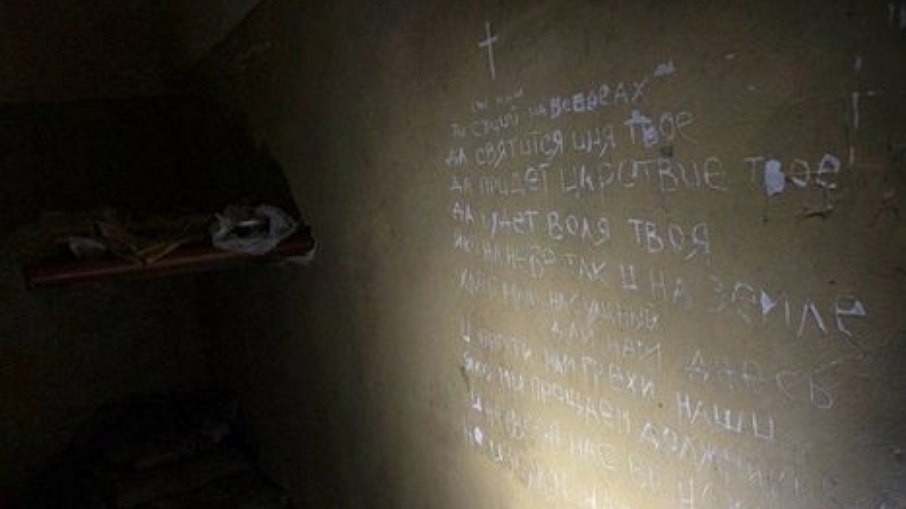Prisioneiros escreveram oração na parede de câmara de tortura
