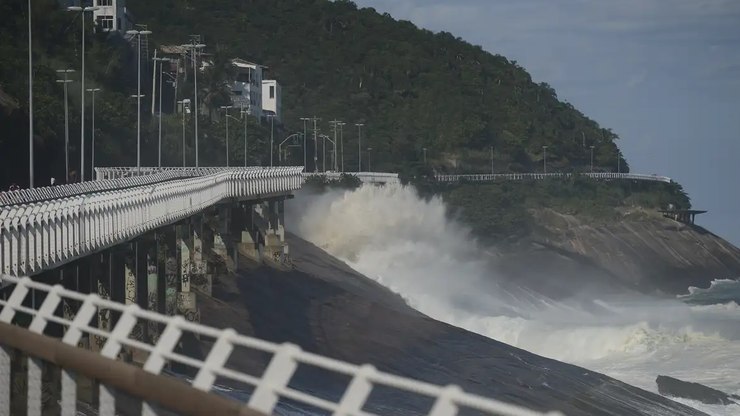 Rio de Janeiro tem aviso de ressaca; ciclovia Tim Maia é fechada