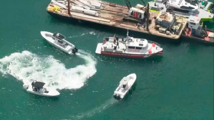 Equipes de resgate na Baía de Biscayne, EUA Equipes de resgate na Baía de Biscayne, EUA