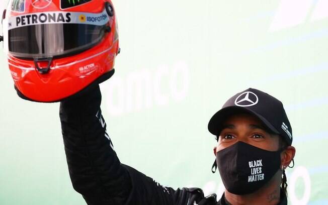 Hamilton com capacete de Schumacher
