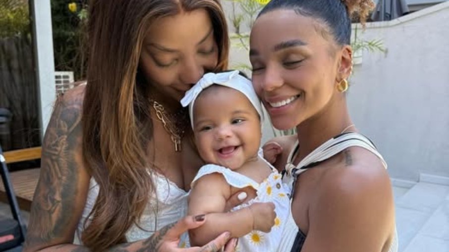 Ludmilla e Brunna Gonçalves com a filha, Zuri
