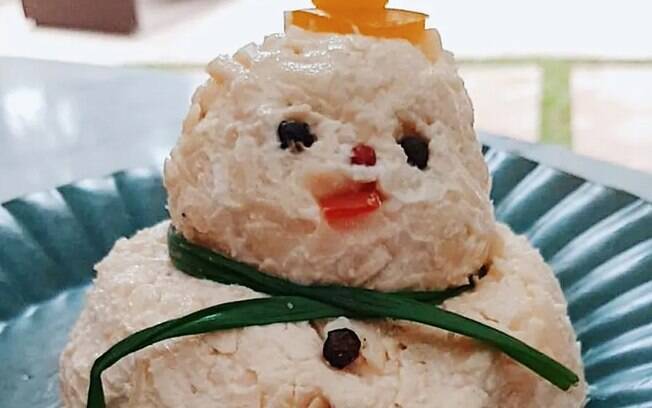 Escultura de boneco de neve de cream cheese
