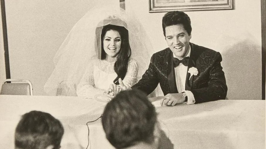 Fotografia do casamento de Elvis Presley e Priscilla Presley, realizado em 1967 Fotografia do casamento de Elvis Presley e Priscilla Presley, realizado em 1967