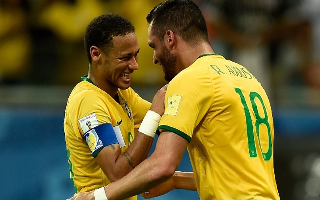 Renato Augusto vê críticas exageradas a Neymar e cobra respeito