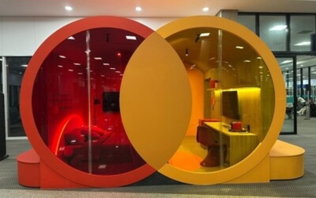 Mastercard surpreende viajantes com cápsula de descanso em experiência Priceless no Aeroporto do Galeão