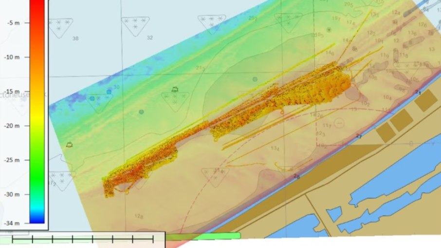 Mapa do fundo do mar das águas da costa de Taposiris Magna, destacando uma crista submersa (vermelha e laranja) a cerca de 15 metros de profundidade.