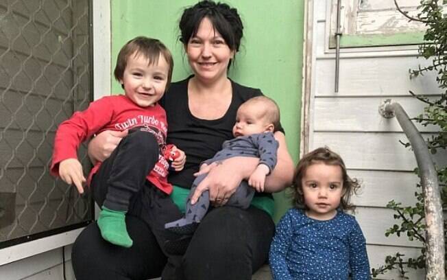 Mãe australiana pretende continuar com alimentação prolongada e compartilhada até os filhos decidirem parar