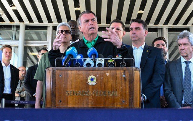Bolsonaro afirmou que Eduardo está no Capitólio conversando com pessoas próximas a Trump e trabalhando pela 