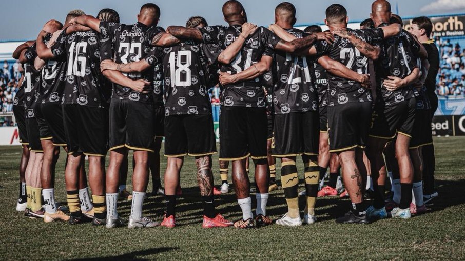 Concentração da equipe do São Bernardo antes do início do jogo decisivo